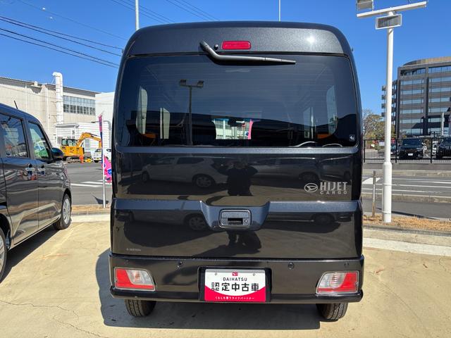 ハイゼットカーゴクルーズＣＶＴ　電動格納式カラードドアミラー　スーパーＵＶＩＲカットガラス（フロントウィンドウ）　１２インチフルホイールキャップ　撥水フルファヴリックシート表皮　大型ＬＥＤ荷室灯　キーフリーシステム（静岡県）の中古車