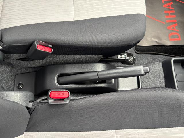 ミライースＬ　ＳＡIII１３インチフルホイールキャップ　マルチリフレクターハロゲンヘッドランプ　可倒式ドアミラー　自発光式デジタルメーターアンバーイルミネーションメーター　マニュアルエアコン（ダイヤル式）　キーレスエントリー（静岡県）の中古車