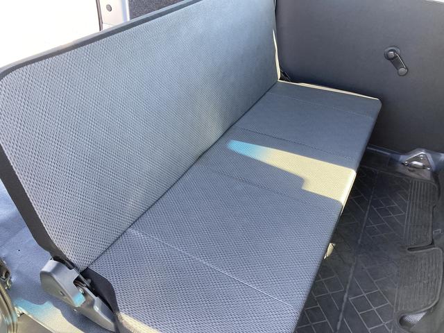 ハイゼットカーゴスペシャルＳＡIII登録遅れ２ＷＤ　４ＡＴ　プリントレザーシート　アッパートレイ　ユースフルナット（３１か所）	マニュアルエアコン　集中ドアロック（静岡県）の中古車