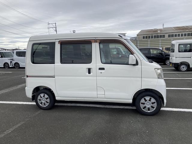 ハイゼットカーゴクルーズ4AT 電動格納式カラードドアミラー 12インチフルホイールキャップ キーレスエントリー CDチューナー 後席アシストグリップ ルームランプ フルファブリックシート(静岡県)の中古車