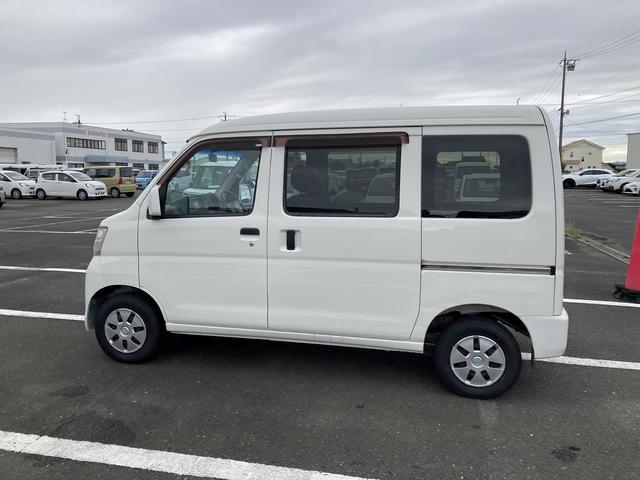 ハイゼットカーゴクルーズ4AT 電動格納式カラードドアミラー 12インチフルホイールキャップ キーレスエントリー CDチューナー 後席アシストグリップ ルームランプ フルファブリックシート(静岡県)の中古車