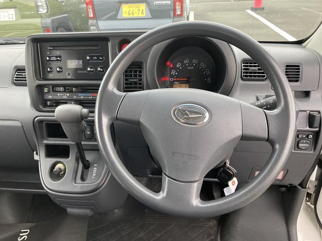 ハイゼットカーゴクルーズ4AT 電動格納式カラードドアミラー 12インチフルホイールキャップ キーレスエントリー CDチューナー 後席アシストグリップ ルームランプ フルファブリックシート(静岡県)の中古車