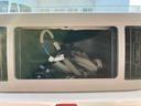 １４インチフルホイールキャップ　ＵＶカットガラス　電動格納ドアミラー　キーフリーシステム　プッシュボタンスタート　マニュアルエアコン（静岡県）の中古車