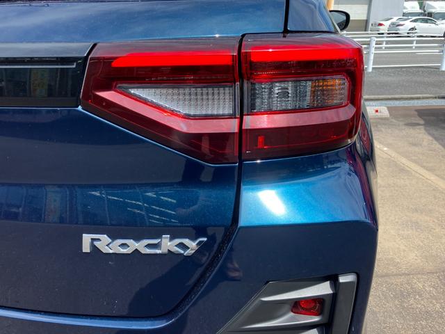 ロッキープレミアム１７インチアルミホイール　ＵＶＩＲカット遮音ガラス　フルＬＥＤヘッドランプ　キーフリーシステム　革巻きステアリングホイール　本革シフトノブ　アクティブマルチインフォメーションメーター（静岡県）の中古車