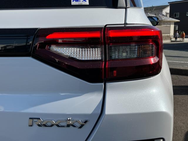 ロッキープレミアム１７インチアルミホイール　ＵＶＩＲカット遮音ガラス　フルＬＥＤヘッドランプ　キーフリーシステム　革巻きステアリングホイール　本革シフトノブ　アクティブマルチインフォメーションメーター（静岡県）の中古車