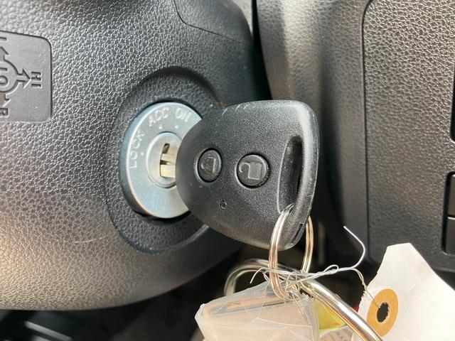 ミライースL SAIII13インチフルホイールキャップ マルチリフレクターハロゲンヘッドランプ 可倒式ドアミラー 自発光式デジタルメーターアンバーイルミネーションメーター マニュアルエアコン(ダイヤル式) キーレスエントリー(静岡県)の中古車