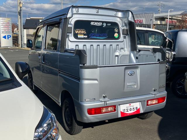 ハイゼットカーゴデッキバンＧ４ＷＤ　キーレスエントリー　マニュアルエアコン（ダイヤル式）　１２インチフルホイールキャップ　ＵＶカットガラス　電動格納ドアミラー　パワーウィンドウ（静岡県）の中古車