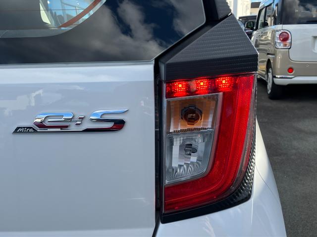 ミライースL SAIII13インチフルホイールキャップ マルチリフレクターハロゲンヘッドランプ 可倒式ドアミラー 自発光式デジタルメーターアンバーイルミネーションメーター マニュアルエアコン(ダイヤル式) キーレスエントリー(静岡県)の中古車