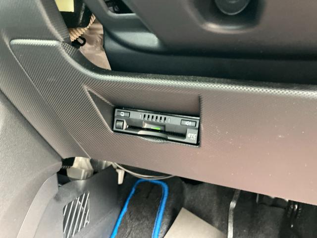 ロッキープレミアムＧ　ＨＥＶアルミホイール　ＵＶＩＲカット遮音ガラス　フルＬＥＤヘッドランプ　運転席・助手席シートヒーター　革巻きステアリングホイール　本革シフトノブ　アクティブマルチインフォメーションメーター（静岡県）の中古車