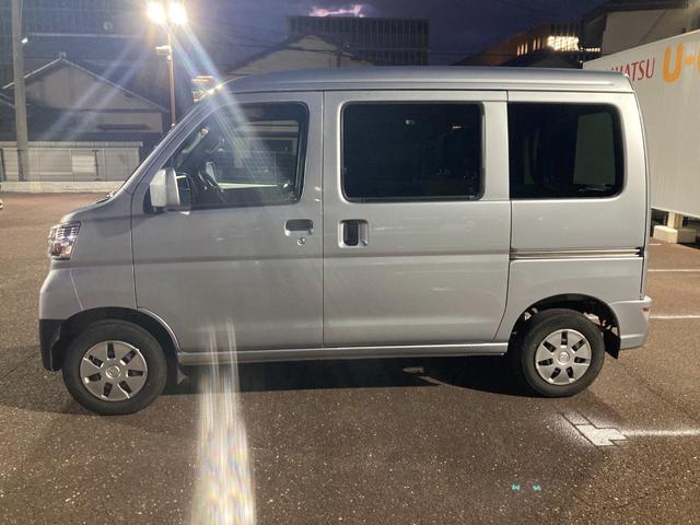 ハイゼットカーゴクルーズＳＡIII４ＡＴ　電動格納式カラードドアミラー　スーパーＵＶＩＲカットガラス（フロントウィンドウ）　１２インチフルホイールキャップ　撥水フルファヴリックシート表皮　大型ＬＥＤ荷室灯　マニュアルエアコン（静岡県）の中古車