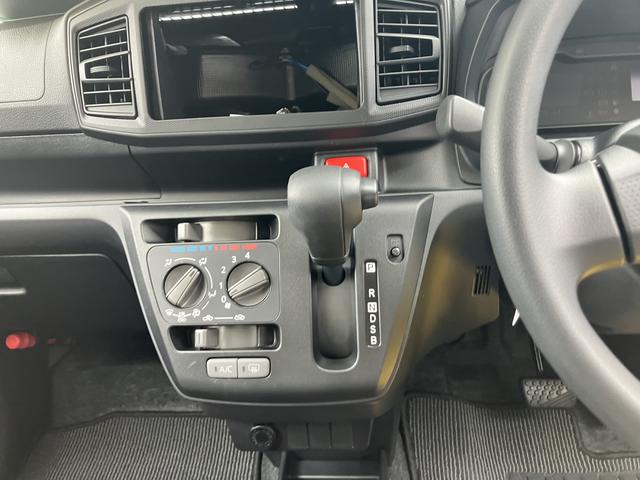 ミライースＬ　ＳＡIII１３インチフルホイールキャップ　マルチリフレクターハロゲンヘッドランプ　可倒式ドアミラー　自発光式デジタルメーターアンバーイルミネーションメーター　マニュアルエアコン（ダイヤル式）　キーレスエントリー（静岡県）の中古車
