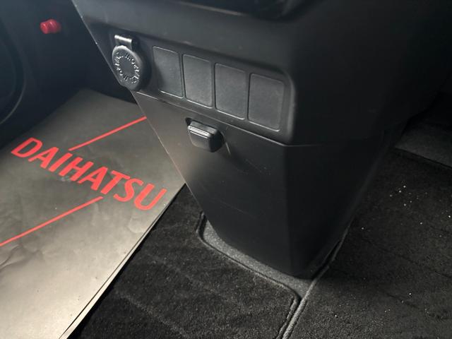 トールカスタムＧＬＥＤヘッドランプ　キーフリーシステム　プッシュボタンスタート　オートエアコン（プッシュ式）　両側パワースライドドア　マルチインフォメーションディスプレイ（静岡県）の中古車