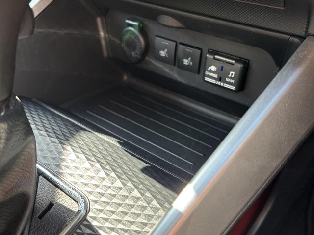 ロッキーG17インチアルミホイール UVIRカット遮音ガラス フルLEDヘッドランプ 運転席・助手席シートヒーター ウレタンステアリングホイール 本革シフトノブ アクティブマルチインフォメーションメーター(静岡県)の中古車