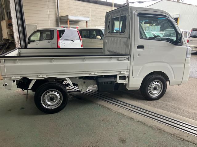 ハイゼットトラックスタンダードＳＡIIIｔ軽自動車　衝突安全ボディ　衝突被害軽減ブレーキ　ＡＭ／ＦＭラジオ　クリアランスソナー　５速ＭＴ　２ＷＤ　荷台マット　テールゲートチェーン　ゲートプロテクター　ＬＥＤヘッドランプ（和歌山県）の中古車