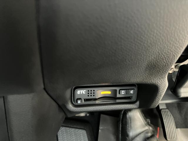 フィット13G・Fパッケージプッシュスタートボタン マニュアルエアコン 純正ナビ バックモニター USBポート ETC車載器 14インチフルホイールキャップ ハロゲンヘッドランプ(和歌山県)の中古車