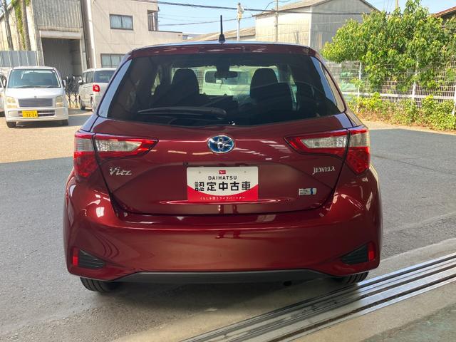 ヴィッツハイブリッド ジュエラハイブリッド車 LEDヘッドランプ 7インチ純正ナビ バックモニター ETC車載器 シートヒーター オートエアコン キーフリーシステム 14インチフルホイールキャップ(和歌山県)の中古車