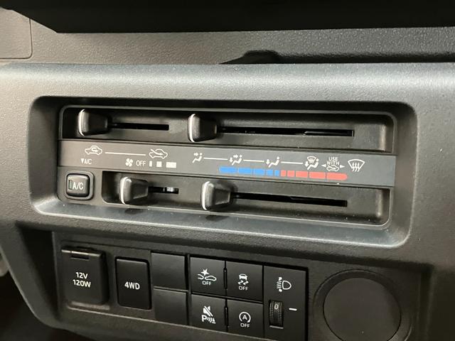 ハイゼットトラックスタンダード　４ＷＤ　５ＭＴ　コーナセンサー　届出済未使用車衝突被害軽減ブレーキ　コーナーセンサー　パートタイム４ＷＤ　ＡＭ／ＦＭラジオ　マニュアルエアコン　マニュアルレベリング　オートライト　バッテリーカバー　５速マニュアルミッション車（滋賀県）の中古車