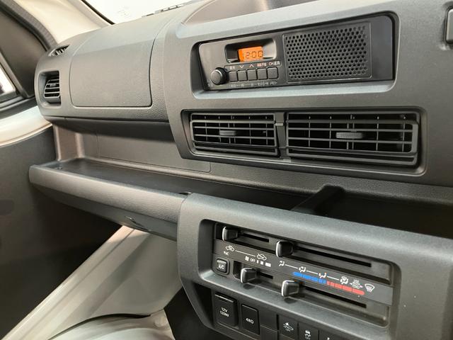 ハイゼットトラックスタンダード　４ＷＤ　５ＭＴ　コーナセンサー　届出済未使用車衝突被害軽減ブレーキ　コーナーセンサー　パートタイム４ＷＤ　ＡＭ／ＦＭラジオ　マニュアルエアコン　マニュアルレベリング　オートライト　バッテリーカバー　５速マニュアルミッション車（滋賀県）の中古車
