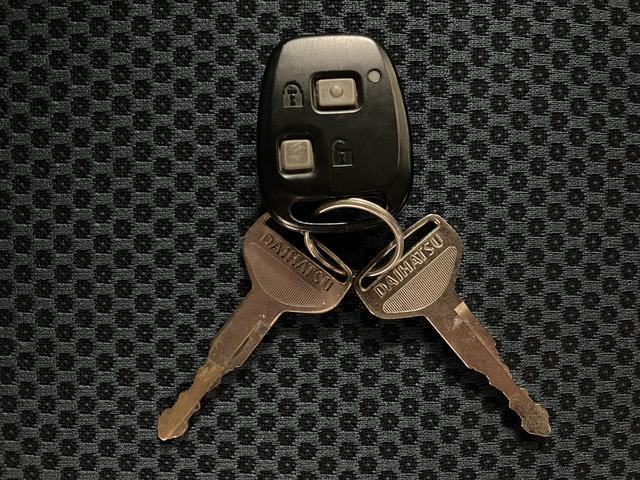 ハイゼットカーゴクルーズターボ／５ＭＴ／４ＷＤ／ＣＤチューナー／ＥＴＣ１年間走行距離無制限保証／走行５．７万ｋｍ／ターボ車／５ＭＴ／４ＷＤ／ＣＤチューナー／ＥＴＣ／電動格納ドアミラー／両側スライドドア／エアコン／パワステ／パワーウィンドウ／キーレスエントリー（大阪府）の中古車