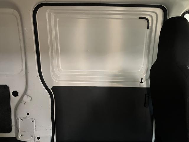 ハイゼットカーゴカーゴ２シーターブラインド／１年保証／４．３万キロ／１年間走行距離無制限保証／４．３万キロ／ブラインドカーゴ／後方モニター／エアコン／パワステ／２シーター／アイドリングストップ／（大阪府）の中古車