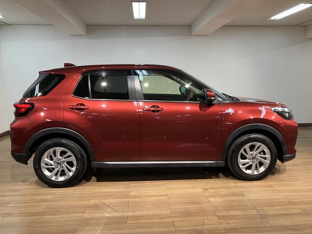 ロッキーＸ　ＨＥＶハイブリッド／１．３万キロ／ディスプレイオーディオ衝突軽減ブレーキ／１．３万キロ／ハイブリッド／純正ディスプレイオーディオ／バックカメラ／電動パーキングブレーキ／ドラレコ／ＥＴＣ／スマートキー／ＬＥＤヘッドライト／Ｂｌｕｅｔｏｏｔｈ／（大阪府）の中古車