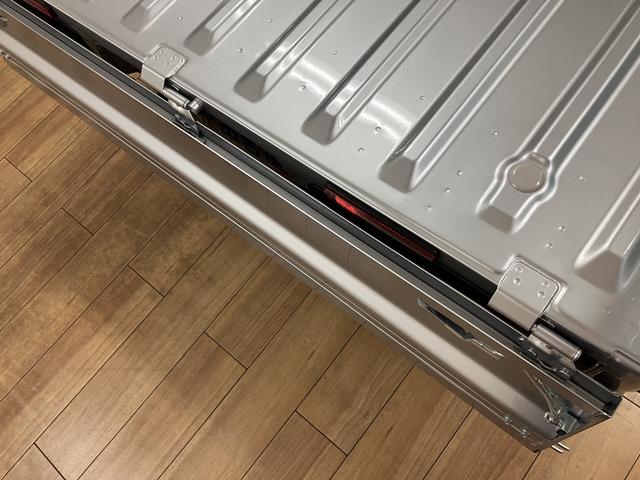 ハイゼットトラックジャンボエクストラ/届出済未使用車/スマートキー/LED/届出済み未使用車/ダイハツ認定中古車/衝突軽減ブレーキ/スマートキー/プッシュスタート/LEDヘッドライト・フォグ/パワーウインドウ/電動格納ドアミラー/作業灯/コーナーセンサー/横滑り防止装置/(大阪府)の中古車