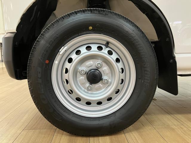 ハイゼットカーゴＤＸ　Ｒ７年式／法規対応済／届出済未使用車Ｒ７年式の届出済み未使用車のハイゼットカーゴ入荷しました♪キーレスやオーバーヘッドシェルフ、前席パワーウィンドウにリヤスモークガラス等装備充実グレードのデラックスです☆（大阪府）の中古車