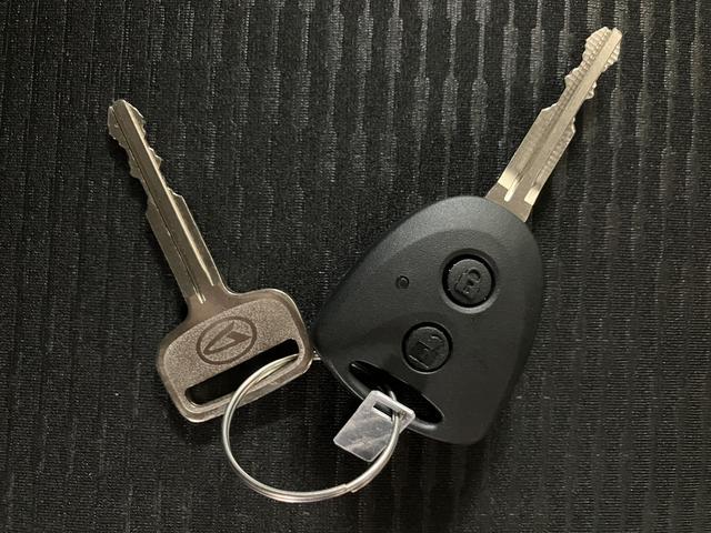 ハイゼットカーゴＤＸ　Ｒ７年式／法規対応済／届出済未使用車衝突被害軽減ブレーキ　横滑り防止装置　ＡＢＳ　アイドリングストップ　両側スライドドア　マニュアルエアコン　パワーステアリング　前席パワーウィンドウ　届出済未使用車（大阪府）の中古車