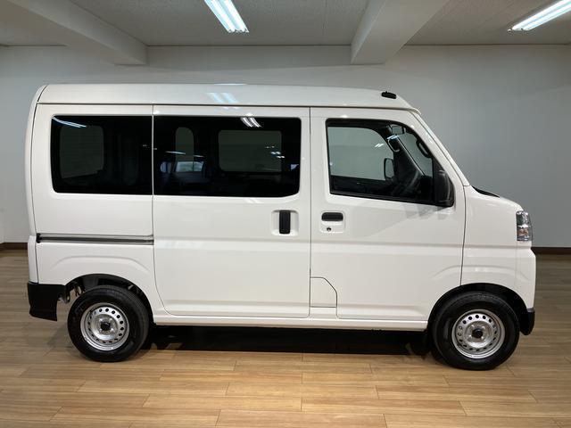 ハイゼットカーゴＤＸ　Ｒ７年式／法規対応済／届出済未使用車衝突被害軽減ブレーキ　横滑り防止装置　ＡＢＳ　アイドリングストップ　両側スライドドア　マニュアルエアコン　パワーステアリング　前席パワーウィンドウ　届出済未使用車（大阪府）の中古車