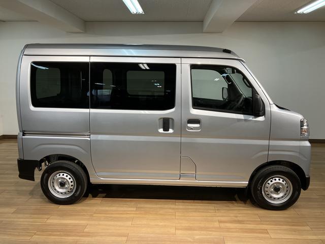 ハイゼットカーゴＤＸ　Ｒ７年式届出済未使用車／法規対応済／走行３ｋｍ衝突被害軽減ブレーキ　横滑り防止装置　ＡＢＳ　アイドリングストップ　両側スライドドア　マニュアルエアコン　パワーステアリング　前席パワーウィンドウ　届出済未使用車（大阪府）の中古車