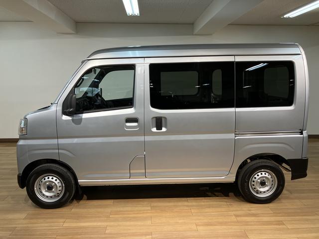 ハイゼットカーゴＤＸ　Ｒ７年式届出済未使用車／法規対応済／走行３ｋｍ衝突被害軽減ブレーキ　横滑り防止装置　ＡＢＳ　アイドリングストップ　両側スライドドア　マニュアルエアコン　パワーステアリング　前席パワーウィンドウ　届出済未使用車（大阪府）の中古車