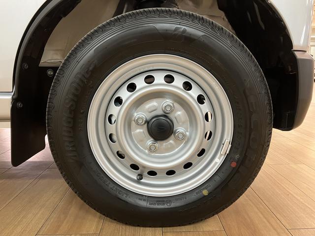 ハイゼットカーゴＤＸ　Ｒ７年式届出済未使用車／法規対応済／走行３ｋｍ衝突被害軽減ブレーキ　横滑り防止装置　ＡＢＳ　アイドリングストップ　両側スライドドア　マニュアルエアコン　パワーステアリング　前席パワーウィンドウ　届出済未使用車（大阪府）の中古車