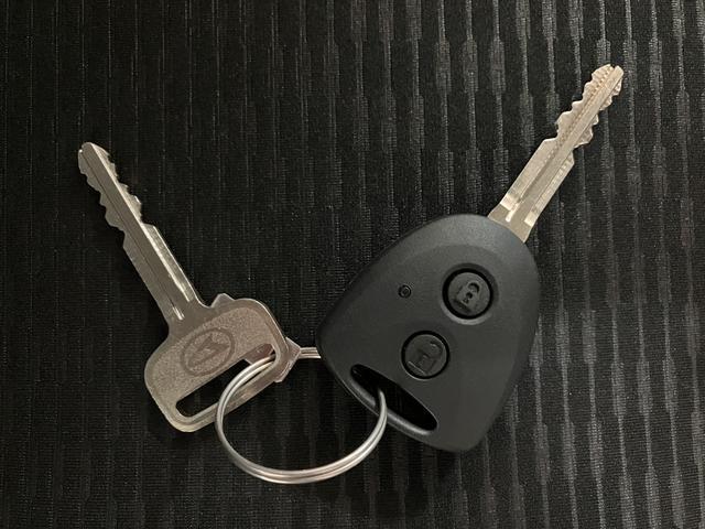 ハイゼットカーゴＤＸ　Ｒ７年式／法規対応済／届出済未使用車衝突被害軽減ブレーキ　横滑り防止装置　ＡＢＳ　アイドリングストップ　両側スライドドア　マニュアルエアコン　パワーステアリング　前席パワーウィンドウ　届出済未使用車（大阪府）の中古車
