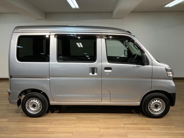 ハイゼットカーゴデラックスＳＡIII／走行１．７万キロ／車検整備渡し／走行１．７万キロ／車検整備渡し／１年間走行距離無制限保証／バックカメラ／パワーウインドウ／キーレス／ＬＥＤヘッドライト／衝突軽減ブレーキ／アイドリングストップ／オートハイビーム／ハンガーバー／（大阪府）の中古車
