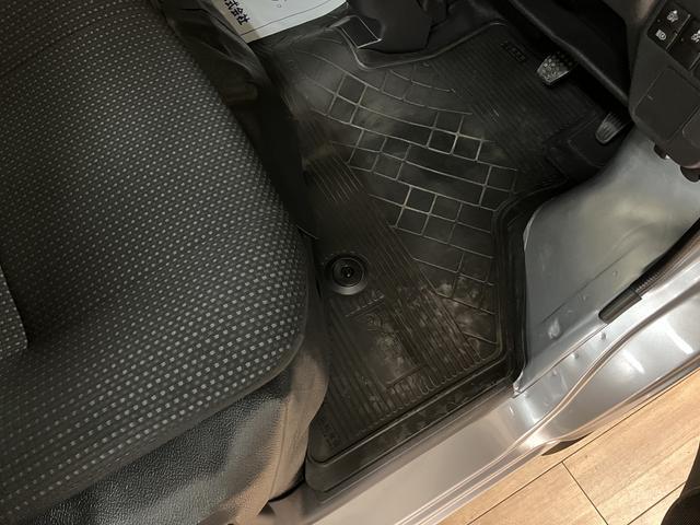 ハイゼットカーゴデラックスＳＡIII／走行１．７万キロ／車検整備渡し／走行１．７万キロ／車検整備渡し／１年間走行距離無制限保証／バックカメラ／パワーウインドウ／キーレス／ＬＥＤヘッドライト／衝突軽減ブレーキ／アイドリングストップ／オートハイビーム／ハンガーバー／（大阪府）の中古車