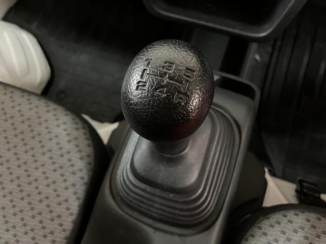 ミニキャブトラックＭ　９，３６５キロパワステ／エアコン／荷台マット／工具箱／令和３年９，３６５万ｋｍ／左右エアバック／エアコン／パワステ／ＡＭＦＭチューナー／５速マニュアルミッション／荷台マット／工具箱／ゲートプロテクターゴム／運転席・助手席アシストグリップ／スペアタイヤ／（大阪府）の中古車
