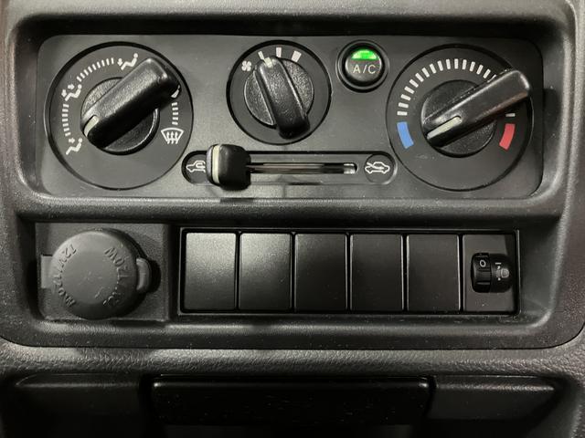 ミニキャブトラックＭ　９，３６５キロパワステ／エアコン／荷台マット／工具箱／令和３年９，３６５万ｋｍ／左右エアバック／エアコン／パワステ／ＡＭＦＭチューナー／５速マニュアルミッション／荷台マット／工具箱／ゲートプロテクターゴム／運転席・助手席アシストグリップ／スペアタイヤ／（大阪府）の中古車