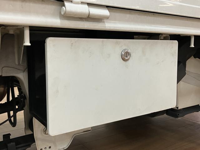 ミニキャブトラックＭ　９，３６５キロパワステ／エアコン／荷台マット／工具箱／令和３年９，３６５万ｋｍ／左右エアバック／エアコン／パワステ／ＡＭＦＭチューナー／５速マニュアルミッション／荷台マット／工具箱／ゲートプロテクターゴム／運転席・助手席アシストグリップ／スペアタイヤ／（大阪府）の中古車