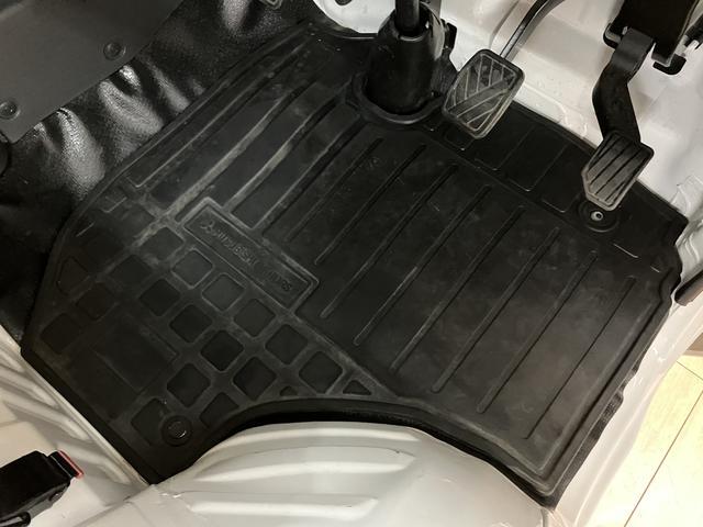 ミニキャブトラックＭ　９，３６５キロパワステ／エアコン／荷台マット／工具箱／令和３年９，３６５万ｋｍ／左右エアバック／エアコン／パワステ／ＡＭＦＭチューナー／５速マニュアルミッション／荷台マット／工具箱／ゲートプロテクターゴム／運転席・助手席アシストグリップ／スペアタイヤ／（大阪府）の中古車