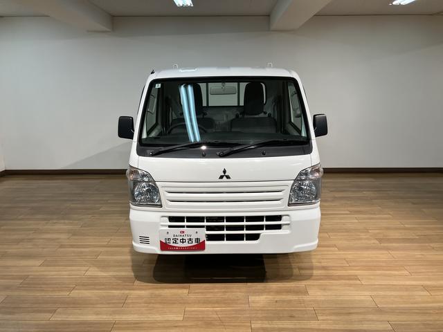 ミニキャブトラックＭ　９，３６５キロパワステ／エアコン／荷台マット／工具箱／令和３年９，３６５万ｋｍ／左右エアバック／エアコン／パワステ／ＡＭＦＭチューナー／５速マニュアルミッション／荷台マット／工具箱／ゲートプロテクターゴム／運転席・助手席アシストグリップ／スペアタイヤ／（大阪府）の中古車