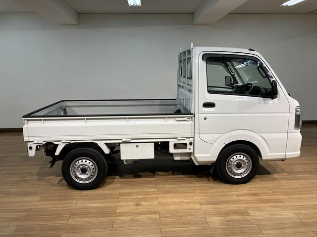 ミニキャブトラックＭ　９，３６５キロパワステ／エアコン／荷台マット／工具箱／令和３年９，３６５万ｋｍ／左右エアバック／エアコン／パワステ／ＡＭＦＭチューナー／５速マニュアルミッション／荷台マット／工具箱／ゲートプロテクターゴム／運転席・助手席アシストグリップ／スペアタイヤ／（大阪府）の中古車