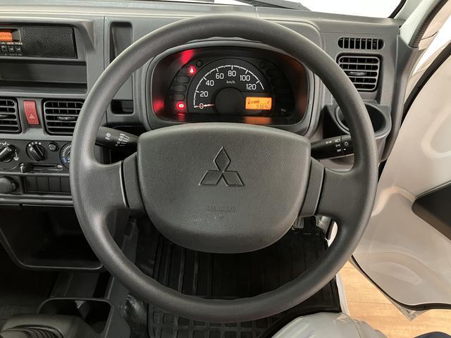 ミニキャブトラックＭ　９，３６５キロパワステ／エアコン／荷台マット／工具箱／令和３年９，３６５万ｋｍ／左右エアバック／エアコン／パワステ／ＡＭＦＭチューナー／５速マニュアルミッション／荷台マット／工具箱／ゲートプロテクターゴム／運転席・助手席アシストグリップ／スペアタイヤ／（大阪府）の中古車