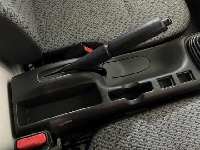 ミニキャブトラックＭ　９，３６５キロパワステ／エアコン／荷台マット／工具箱／令和３年９，３６５万ｋｍ／左右エアバック／エアコン／パワステ／ＡＭＦＭチューナー／５速マニュアルミッション／荷台マット／工具箱／ゲートプロテクターゴム／運転席・助手席アシストグリップ／スペアタイヤ／（大阪府）の中古車