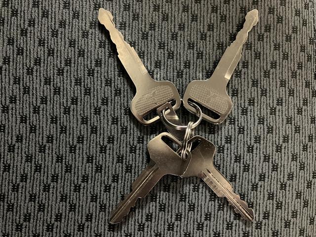 ミニキャブトラックＭ　９，３６５キロパワステ／エアコン／荷台マット／工具箱／令和３年９，３６５万ｋｍ／左右エアバック／エアコン／パワステ／ＡＭＦＭチューナー／５速マニュアルミッション／荷台マット／工具箱／ゲートプロテクターゴム／運転席・助手席アシストグリップ／スペアタイヤ／（大阪府）の中古車