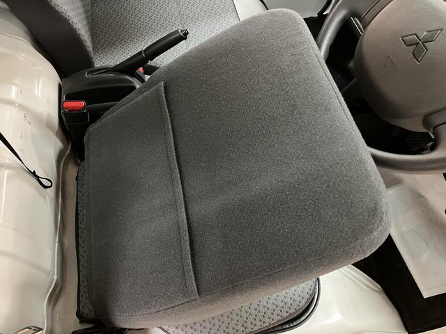ミニキャブトラックＭ　９，３６５キロパワステ／エアコン／荷台マット／工具箱／令和３年９，３６５万ｋｍ／左右エアバック／エアコン／パワステ／ＡＭＦＭチューナー／５速マニュアルミッション／荷台マット／工具箱／ゲートプロテクターゴム／運転席・助手席アシストグリップ／スペアタイヤ／（大阪府）の中古車