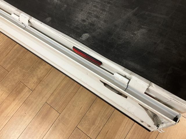 ミニキャブトラックＭ　９，３６５キロパワステ／エアコン／荷台マット／工具箱／令和３年９，３６５万ｋｍ／左右エアバック／エアコン／パワステ／ＡＭＦＭチューナー／５速マニュアルミッション／荷台マット／工具箱／ゲートプロテクターゴム／運転席・助手席アシストグリップ／スペアタイヤ／（大阪府）の中古車