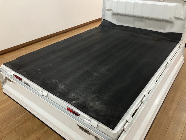 ミニキャブトラックＭ　９，３６５キロパワステ／エアコン／荷台マット／工具箱／令和３年９，３６５万ｋｍ／左右エアバック／エアコン／パワステ／ＡＭＦＭチューナー／５速マニュアルミッション／荷台マット／工具箱／ゲートプロテクターゴム／運転席・助手席アシストグリップ／スペアタイヤ／（大阪府）の中古車