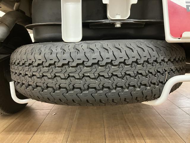 ミニキャブトラックＭ　９，３６５キロパワステ／エアコン／荷台マット／工具箱／令和３年９，３６５万ｋｍ／左右エアバック／エアコン／パワステ／ＡＭＦＭチューナー／５速マニュアルミッション／荷台マット／工具箱／ゲートプロテクターゴム／運転席・助手席アシストグリップ／スペアタイヤ／（大阪府）の中古車