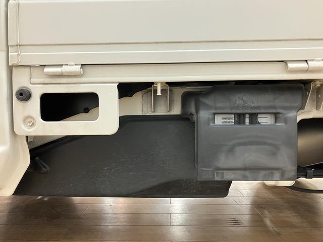 ミニキャブトラックＭ　９，３６５キロパワステ／エアコン／荷台マット／工具箱／令和３年９，３６５万ｋｍ／左右エアバック／エアコン／パワステ／ＡＭＦＭチューナー／５速マニュアルミッション／荷台マット／工具箱／ゲートプロテクターゴム／運転席・助手席アシストグリップ／スペアタイヤ／（大阪府）の中古車