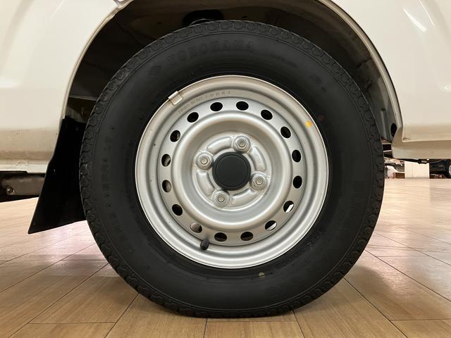 ミニキャブトラックＭ　９，３６５キロパワステ／エアコン／荷台マット／工具箱／令和３年９，３６５万ｋｍ／左右エアバック／エアコン／パワステ／ＡＭＦＭチューナー／５速マニュアルミッション／荷台マット／工具箱／ゲートプロテクターゴム／運転席・助手席アシストグリップ／スペアタイヤ／（大阪府）の中古車